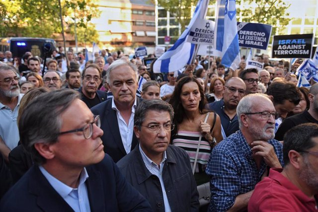 Decenas de manifestantes durante una concentración en apoyo a Israel, frente a la Embajada de Israel, a 10 de octubre de 2023, en Madrid (España). 