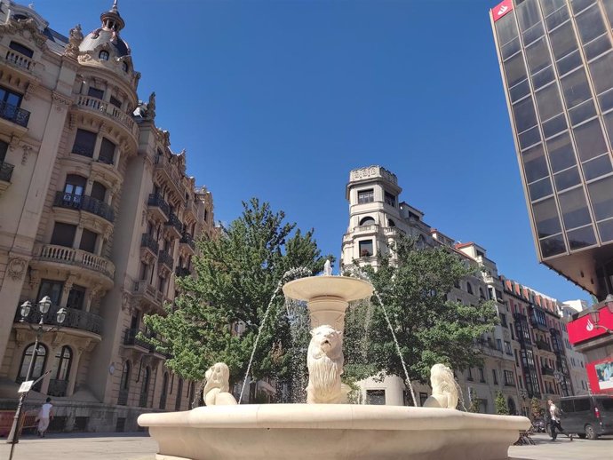 Archivo - Plaza Jado de Bilbao en una jornada soleada