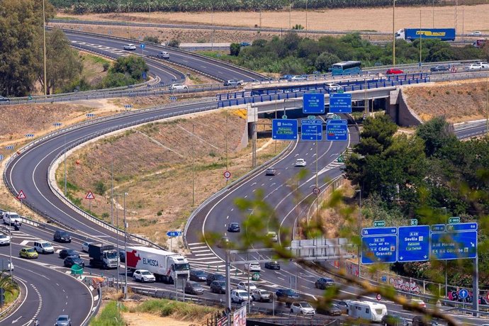 Archivo - Tráfico intenso en carreteras de Andalucía