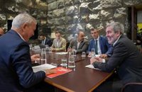 Clavijo y los grupos del Parlamento sientan las bases de una "respuesta única" desde Canarias a la inmigración
