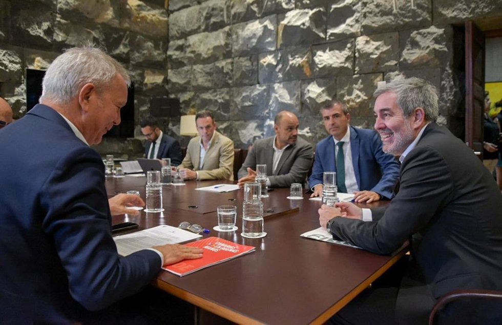 El portavoz del Grupo Socialista, Sebastián Franquis, y el presidente de Canarias, Fernando Clavijo, en una reunión para abordar la inmigración en Canarias