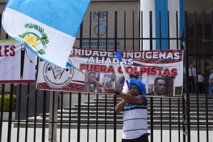 Un hombre protesta en Guatemala