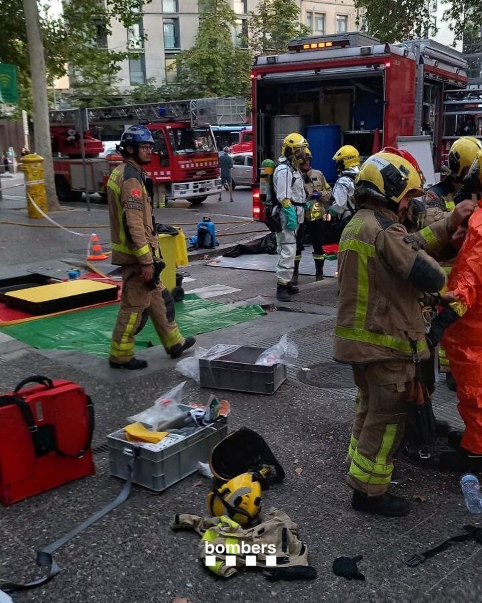 Bomberos desplazados a una oficina de Correos de Girona