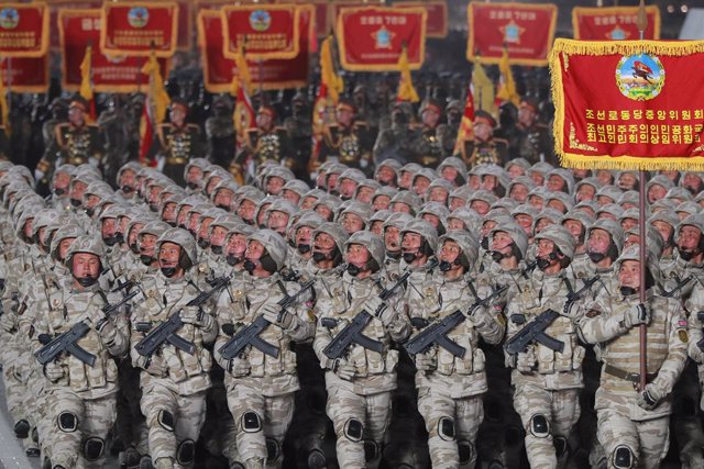 Archivo - 09 February 2023, North Korea, Pyongyang: A picture provided by North Korea's state news agency KCNA shows North Korean soldiers marching during a military parade marking the 75th anniversary of the founding of the Korean People's Army in Kim Il