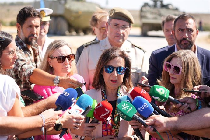 La ministra de Defensa, Margarita Robles, atiende a los medios 