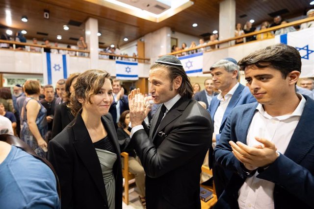 La presidenta de la Comunidad de Madrid, Isabel Díaz Ayuso, asiste al solemne acto celebrado en memoria de las víctimas de los ataques terroristas sufridos por Israel, en la Sinagoga Beth Yaacov, a 10 de octubre de 2023, en Madrid (España). 