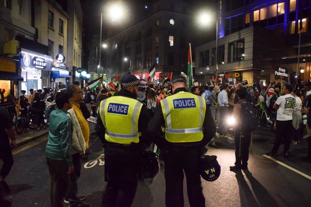 Policía de Londres vigila una manifestación en apoyo a los palestinos frente a la Embajada de Israel en Reino Unido