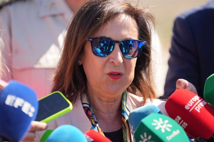 La ministra de Defensa, Margarita Robles, atiende a los medios después de su visita  a la Fábrica de Santa Bárbara Sistemas para pasar  revista a los VCZAP Castor y VCR 8x8 Dragón para el Ejército de Tierra