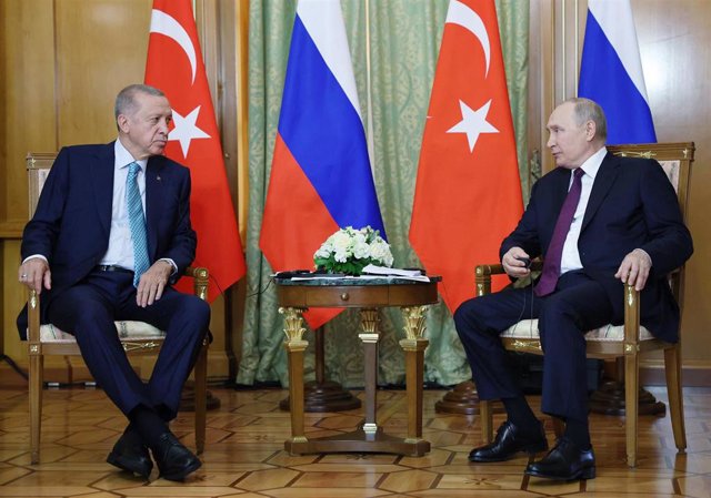 Archivo -  El presidente ruso, Vladimir Putin, y el presidente turco, Recep Tayyip Erdogan