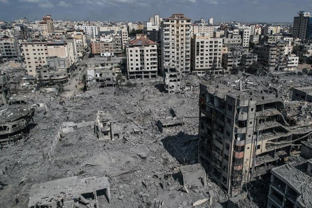 Vista aérea de los edificios demolidos tras ataques aéreos israelíes en Gaza