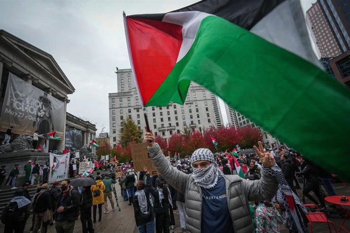 Un manifestante en Canadá con una bandera palestina