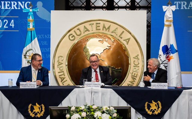 El presidente de Guatemala, Alejandro Giammattei, el presidente electo, Bernardo Arévalo, y el secretario general de la OEA, Luis Almagro