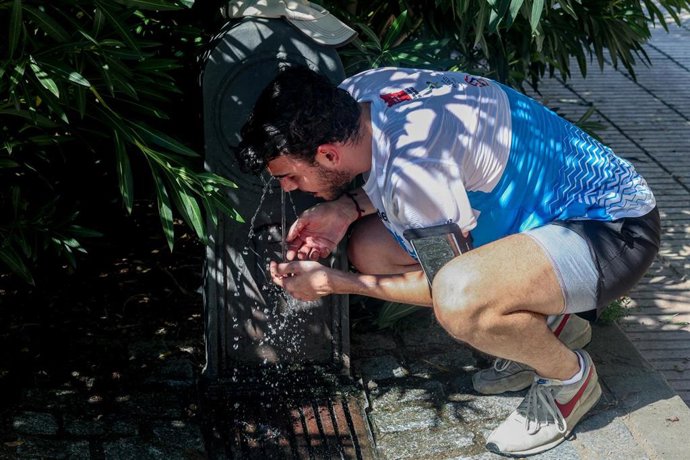 Un hombre se refresca en una fuente por el calor, a 30 de septiembre de 2023, en Madrid, (España).
