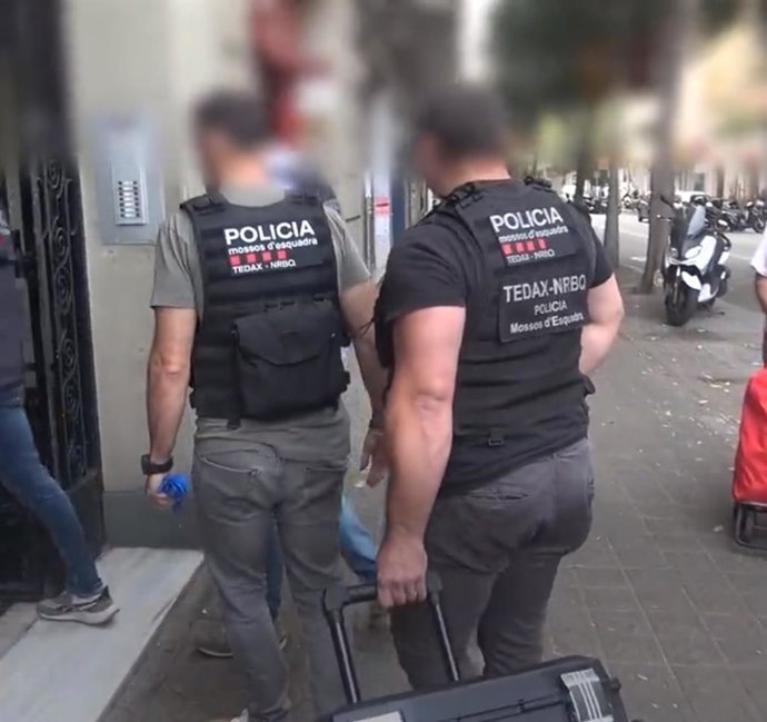 Los Mossos d'Esquadra detienen a tres hombres por presuntamente colocar explosivos caseros en bancos y tiendas de Barcelona