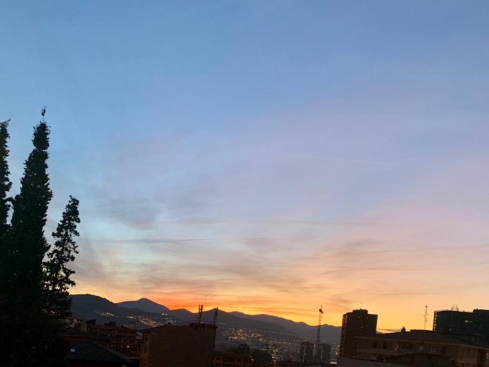 Archivo - Amanecer en imagen de archivo