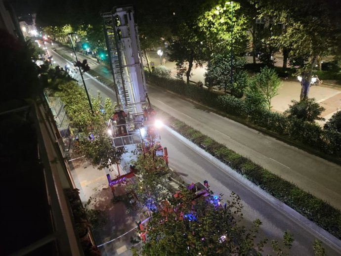 Los Bomberos de Santander retiran cascotes de un edificio de la calle San Fernando