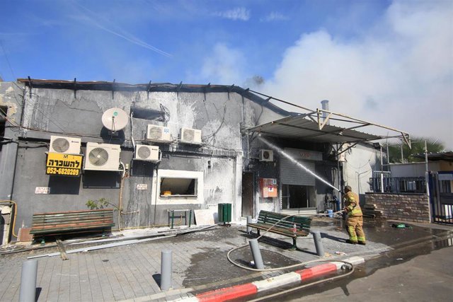 Un bombero trabaja para apagar un incendio desatado a causa del disparo de proyectiles desde la Franja de Gaza contra la ciudad de Sderot, en el sur de Israel