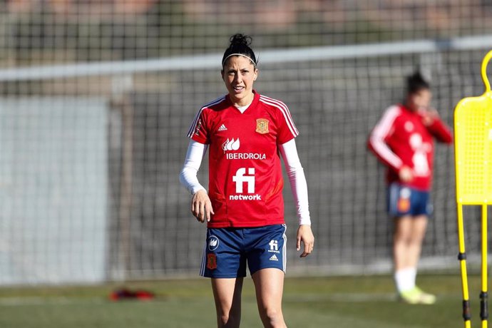 Archivo - Jenni Hermoso looks on during the women football Team of Spain training sesion, at Ciudad del Futbol on February 15, 2022, in Las Ronzas, Madrid, Spain.