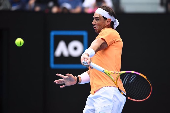 Archivo - Rafael Nadal golpea una bola durante el Abierto de Australia 2023