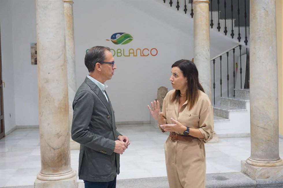 La delegada de Empleo habla con el alcalde de Pozoblanco, Santiago Cabello.