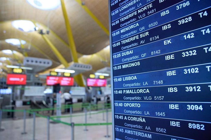 Archivo - Panel informativo de las salidas de vuelos en la zona de facturación de la Terminal 4 del Aeropuerto Adolfo Suárez Madrid-Barajas