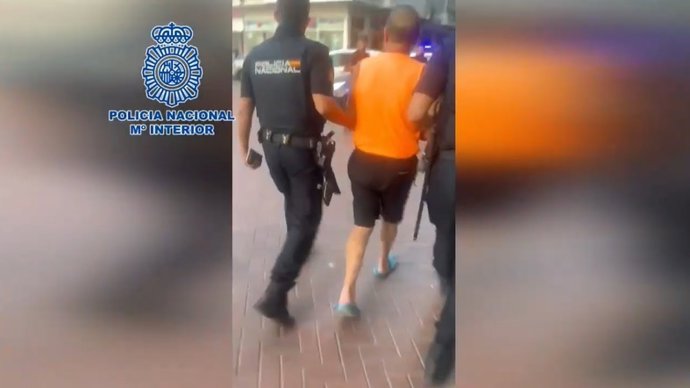 Detenido un hombre de 81 años por sacar fotos a un niño de 2 años que estaba desnudo en la Playa de Las Canteras