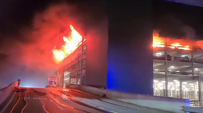 Incendiop en el aeropuerto de Luton. 
