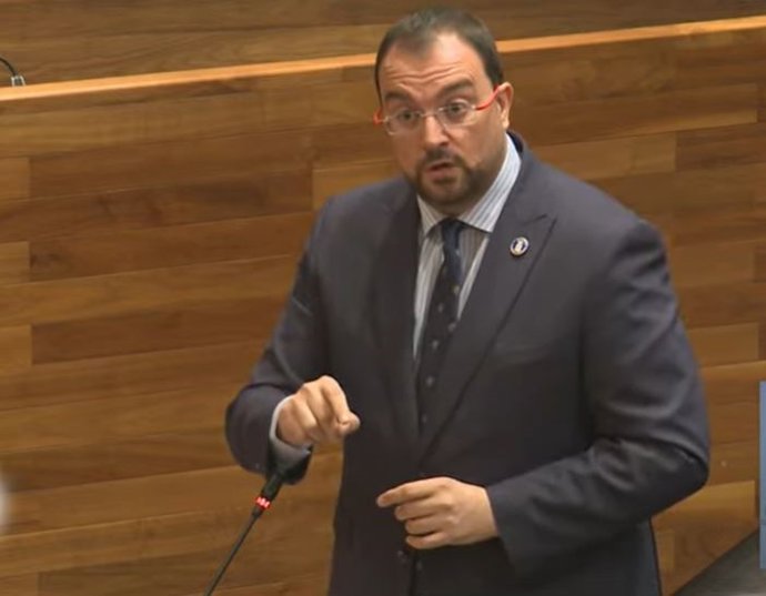 Adrián Barbón interviene en la Junta General.