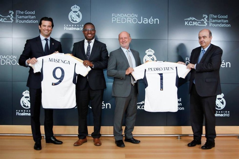 Frima del acuerdo entre La Fundación Real Madrid, la Fundación Pedro Jaén y la Fundación Good Samaritan para ayudar a la integración social de niños albinos y con xeroderma pigmentoso tratados en el Kilimanjaro Christian Medical Center en Tanzania.