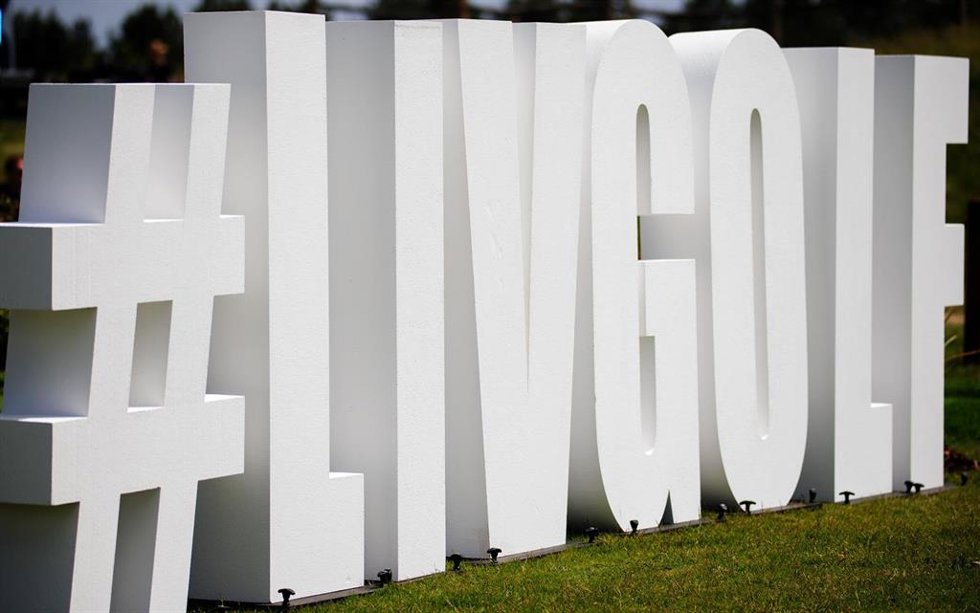 Archivo - Letrero de la marca LIV Golf.