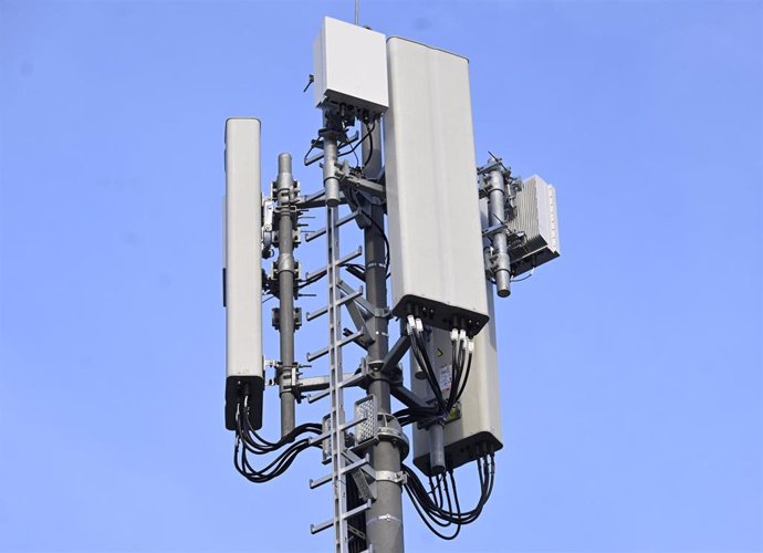 FILED - 18 January 2023, North Rhine-Westphalia, Duesseldorf: A new 5G cell phone mast can be seen on a high-rise building. Germany's Interior Ministry plans to ban the use of Chinese-made components in critical parts of the country's public 5G mobile t