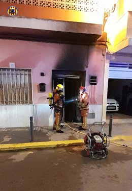 Bomberos trabajan en incendio en Sueca