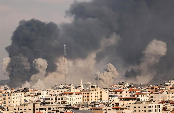 Columnas de humo por bombardeos de Israel contra la Franja de Gaza tras la ofensiva lanzada por el Movimiento de Resistencia Islámica (Hamás)