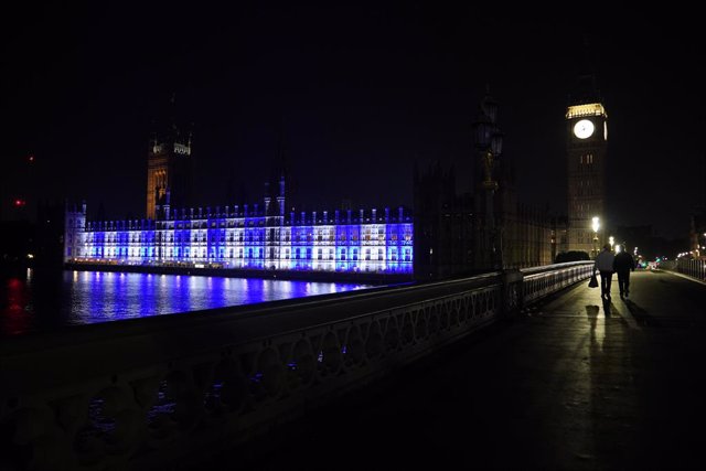 09 October 2023, United Kingdom, London: The Palace of Westminster is lit up in the colours of Israel's flag for victims and hostages of Hamas attacks, as the death toll rises amid ongoing violence in Israel and Gaza following the attack by Hamas on Satur