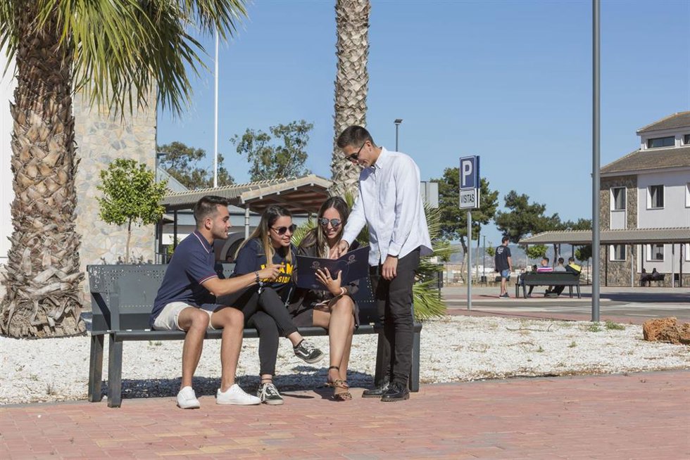 Archivo - ALumnos, en el campus de la UCAM en Cartagena