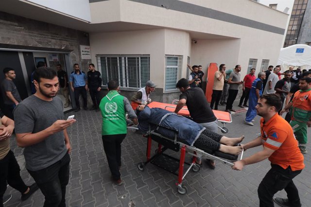 Médicos trasladan al hospital de Al Shifa a una mujer herida a causa de los bombardeos de Israel contra la Franja de Gaza