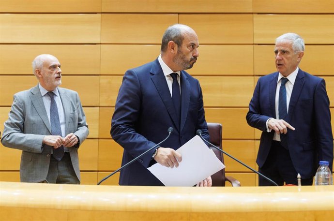 El presidente del Senado Pedro Rollán (c) durante una sesión plenaria, en el Hemiciclo del Senado, a 3 de octubre de 2023, en Madrid (España). El Grupo Parlamentario Popular en el Senado ha presentado en la Cámara Alta una moción cuyo objetivo es obliga