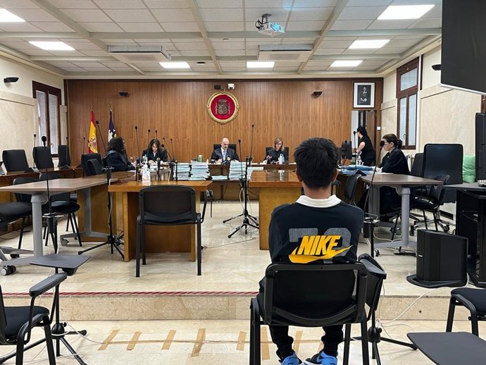 El acusado de abusos sexuales a su prima en Palma, sentado para la primera sesión del juicio este martes.
