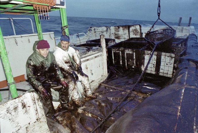 Archivo - COSTA DE PORTOSÍN, RÍA DE NOIA, A CORUÑA, GALICIA, ESPAÑA - 16 DICIEMBRE 2002: Un barco pesquero de cerco utiliza sus redes para tratar de sacar la mayor cantidad de combustible del mar y evitar que llegue a la costa, en el municipio gallego d