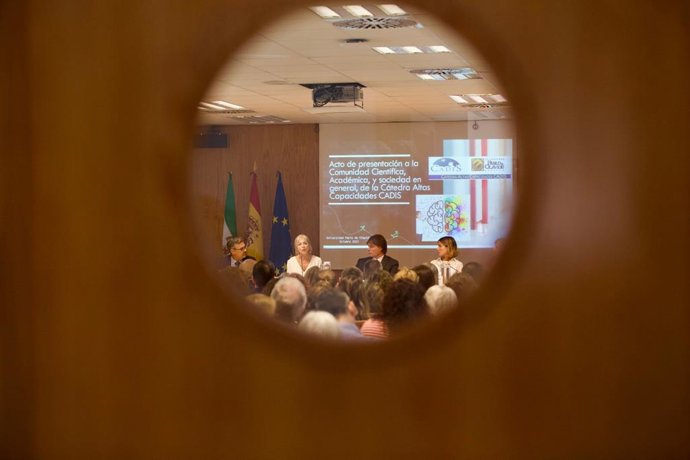 La consejera de Desarrollo Educativo y Formación Profesional, Patricia del Pozo, con el rector de la Pablo de Olavide de Sevilla, Francisco Oliva, en la presentación de la Cátedra Altas Capacidades Cadis.