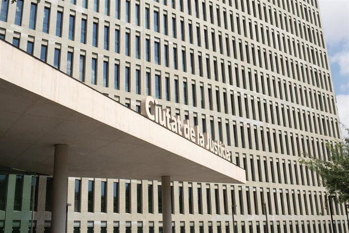 Archivo - Vista de la fachada de la Ciutat de la Justicia, a 2 de agosto de 2023, en Barcelona, Catalunya (España)