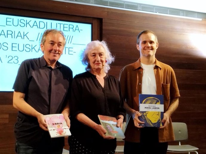 Patxi Zubizarreta, Arantxa Urretabizkaia y Joseba Larratxe con sus obras premiadas.