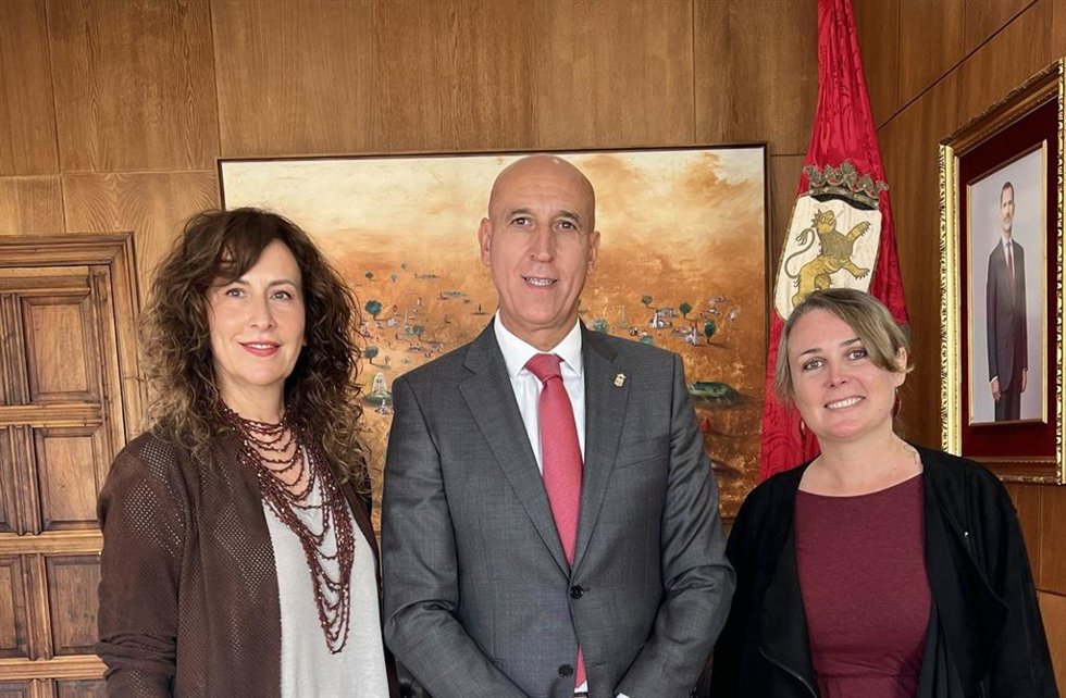 El alcalde de León recibe a las dos profesoras de la ULE que viajarán a la Antártida con el proyecto Homeward Bound