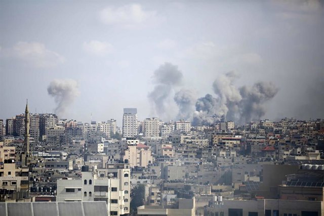 Columnas de humo por bombardeos de Israel contra la Franja de Gaza tras la ofensiva lanzada por el Movimiento de Resistencia Islámica (Hamás)