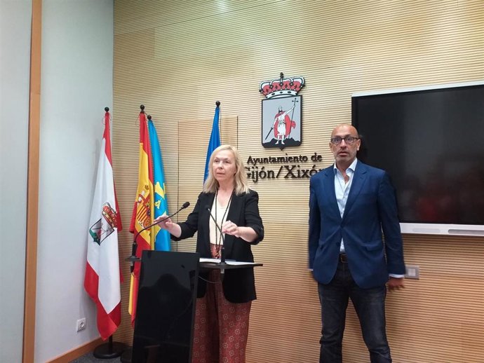 Archivo - La portavoz de Vox en el Ayuntamiento de Gijón, Sara Álvarez Rouco, concejal de Vox, Oliver Suárez (Archivo)