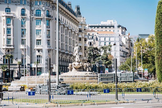 Varias vallas en la Plaza de Neptuno