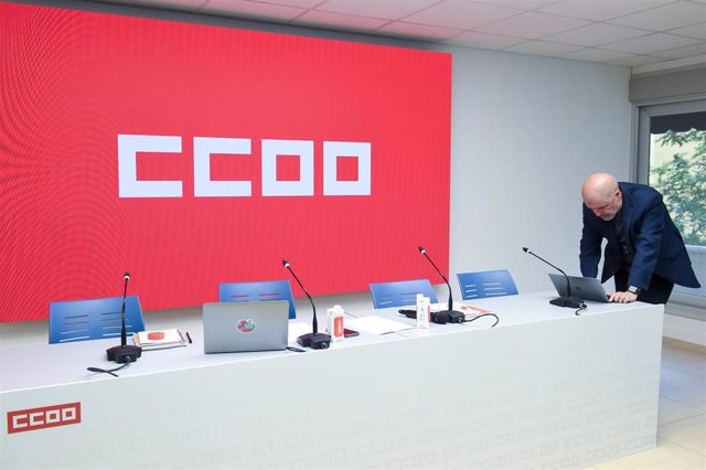 El secretario general de CCOO, Unai Sordo tras una rueda de prensa, en la sede de CCOO, a 21 de septiembre de 2023, en Madrid (España). 