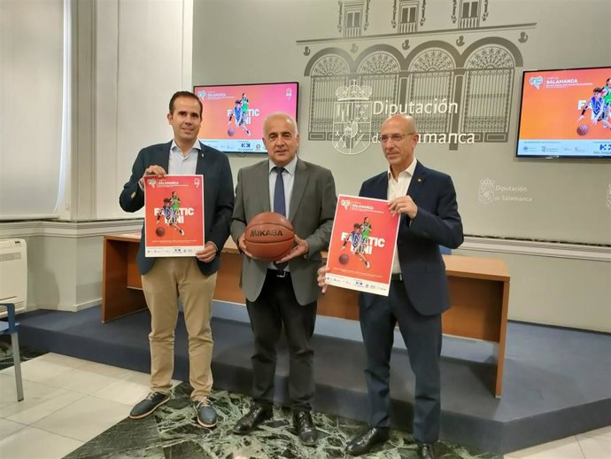 El vicepresidente de Federación de Baloncesto de CyL, Fernando Vázquez, el diputado provincial de Deportes en Salamanca, Jesús María Ortiz, y el director de Área de Negocio y Marketing de Caja Rural de Salamanca, Vicente Jaen, de izquierda a derecha