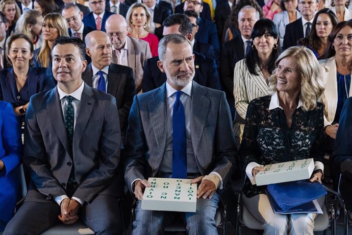 (I-D) El ministro de Industria, Comercio y Turismo en funciones, Héctor Gómez; el Rey Felipe VI, y la presidenta de Cotec, Cristina Garmendia, durante la presentación del  'Anuario 2023' del Informe Cotec, 