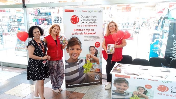 Voluntarias de la campaña 'Desayunos y Meriendas con Corazón', una iniciativa organizada por Cruz Roja, Alcampo, Oney, Nhood y ACYRE (Asociación de Cocineros y Reposteros de la Comunidad de Madrid) para ayudar a familias en situación de vulnerabilidad.